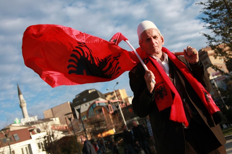 <p>Manifestante albano-kosovar celebra el 8º aniversario de la independencia en Pristina.</p>