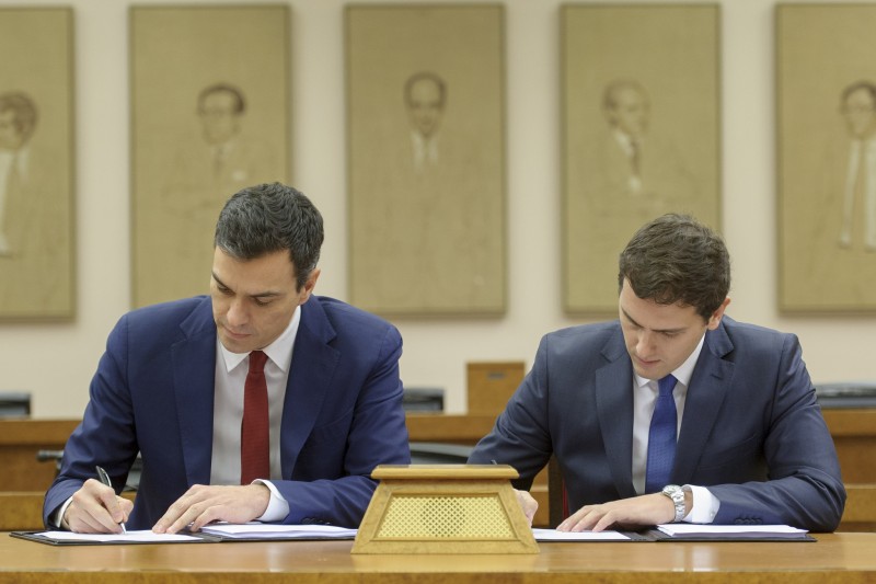 <p>Sánchez y Rivera, durante la firma del pacto.</p>