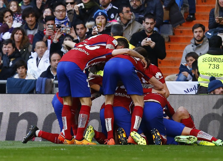 <p>Los jugadores atléticos celebran el gol de Griezman en el Santiago Bernabéu que les daría la victoria ante el Real Madrid (0-1)</p>