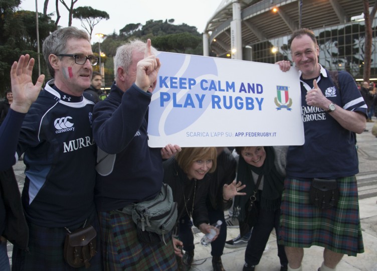 <p>Aficionados escoceses a las afuera del Estadio Olímpico de Roma antes del Italia - Escocia del Seis Naciones de rugby</p>