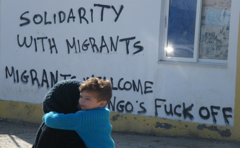 <p>Graffiti en el exterior del campo de registro Monia. </p>