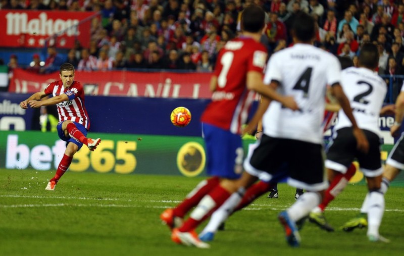 <p>Gabi, en segundo término, durante su encuentro contra el Valencia. </p>