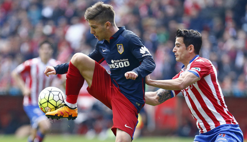 <p>Vietto intenta controlar la pelota ante la presión de Luis Hernández en el transcurso del Sporting de Gijón - Atlético de Madrid (2-1)</p>