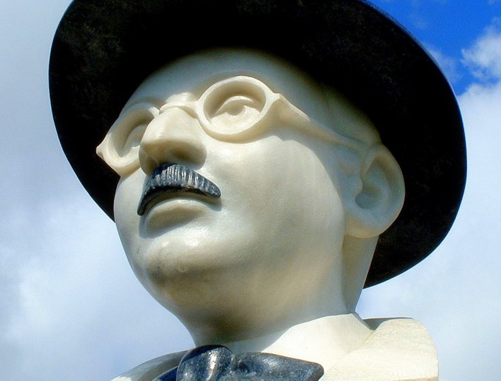 <p>Estatua a Fernando Pessoa, en Oeiras.</p>