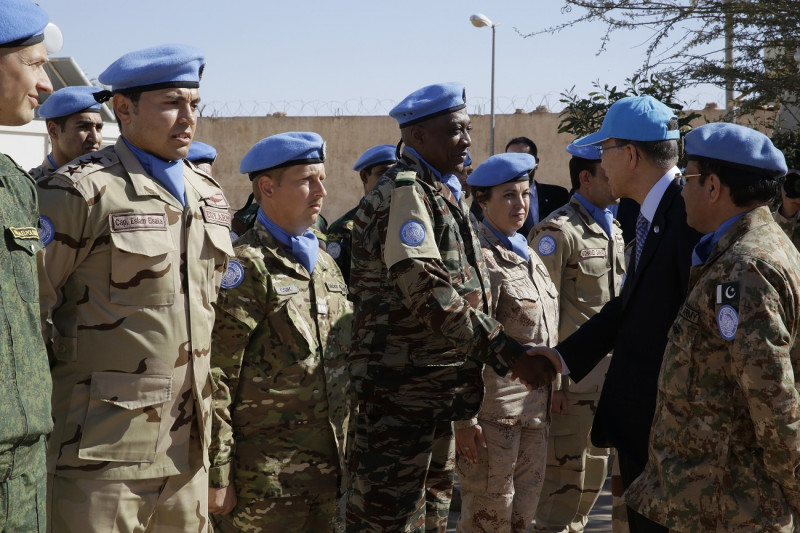 <p>Ban Ki-Moon visita a las tropas de la Minurso en Bir Lahlou (Sáhara Occidental).</p>