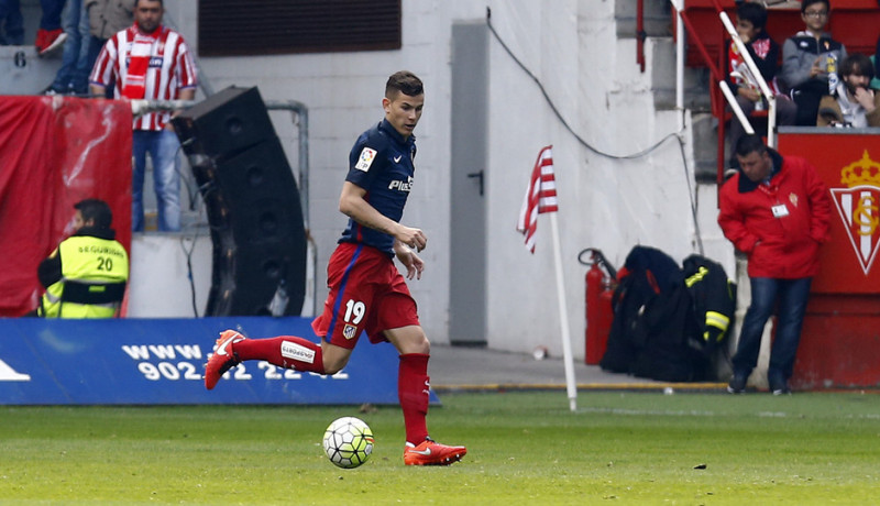 <p>Lucas Hernández durante el partido ante el Sporting de Gijón en el Molinón (2-1)</p>