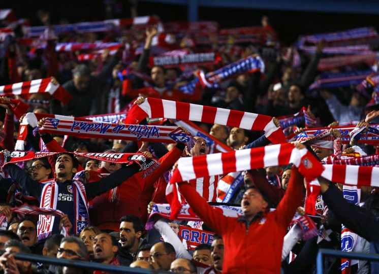 <p>La afición atlética anima en el Calderón durante el partido de Champions League frente al FC Barcelona (2-0)</p>