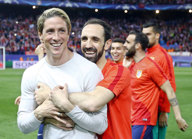 <p>Torres y Juanfran, tras la victoria del Atlético ante el Barcelona.</p>