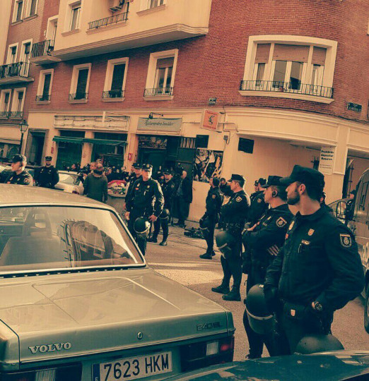 <p>Policías en el desalojo de La Morada, centro social okupado en el barrio de Chamberí de Madrid, el 20 de abril. </p>