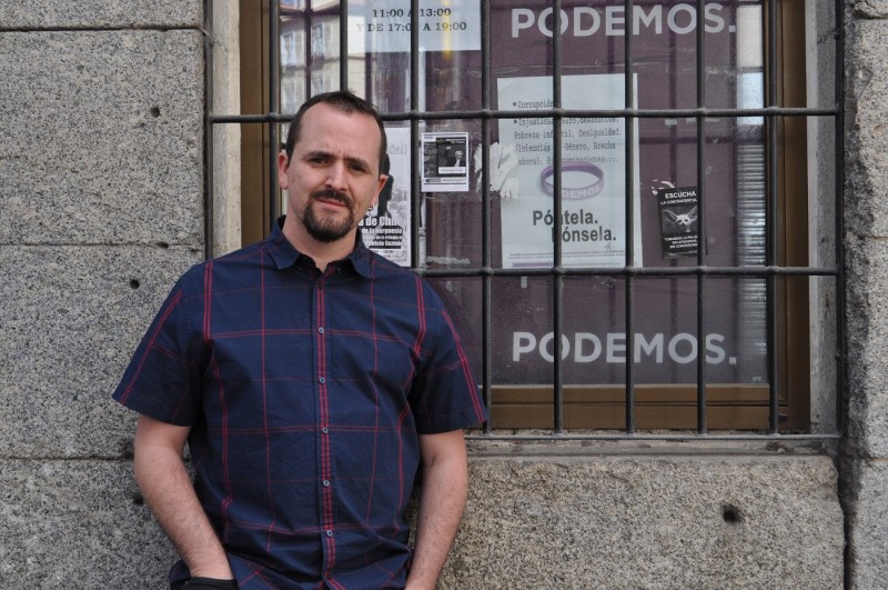 <p>Miguel Álvarez ante la sede de Podemos en el madrileño barrio de Lavapiés.</p>