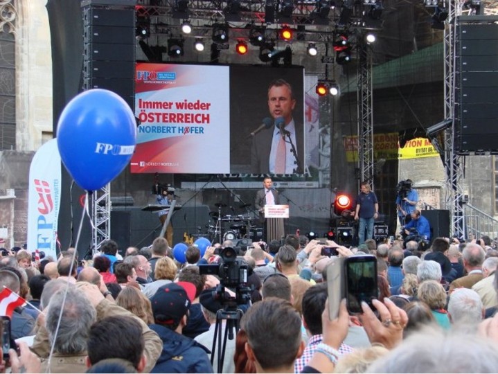 <p>El ultraderechista Norbert Hofer, ganador de la primera vuelta de las elecciones presidenciales de Austria, durante un mitin en Viena.</p>