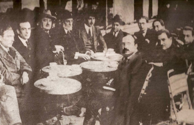 <p>Reunión de intelectuales, entre quienes se encuentran Ortega y Gasset y Unamuno.</p>