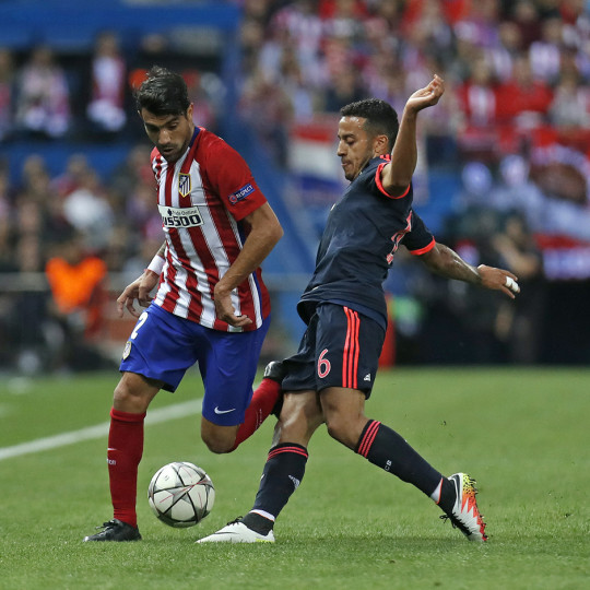 <p>Augusto y Thiago pugnan por un balón en la ida de semifinales de Champions League disputada por Atlético de Madrid y Bayern de Munich (1-0)</p>