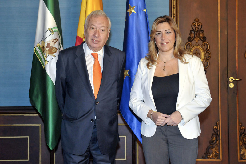 <p>El ministro de Exteriores, García-Margallo, en un posado con Susana Díaz, presidenta de la Junta de Andalucía. </p>