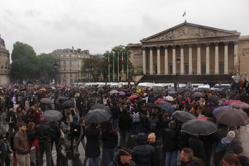 <p>Manifestantes contra la reforma laboral, delante de la Asamblea Nacional el martes 10 de mayo.</p>