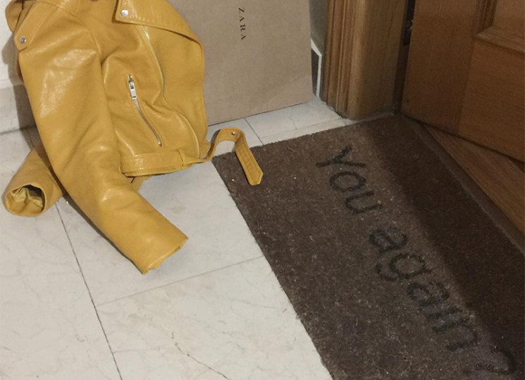 <p>Las fotografías de una chaqueta amarilla se han convertido en la última técnica publicitaria de Zara.</p>