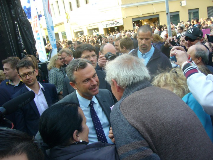 <p>Norbert Hofer atiende a personas que asistieron a su mitin en el barrio turco de Viena</p>