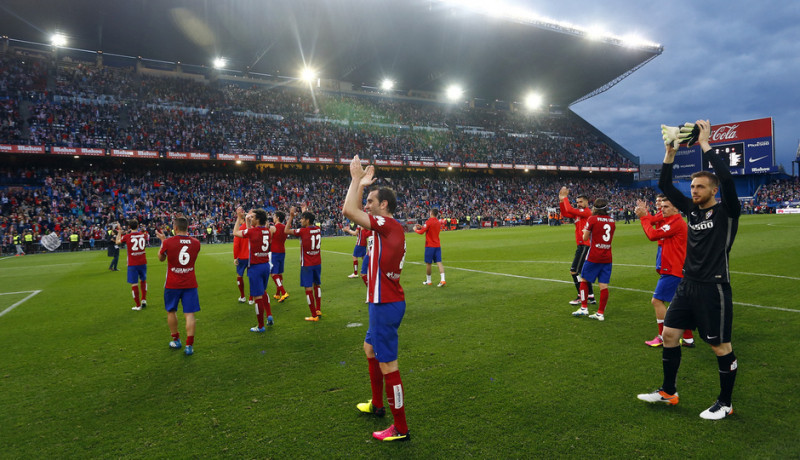 <p>Los jugadores agradecen el apoyo de la afición en el último partido de Liga.</p>