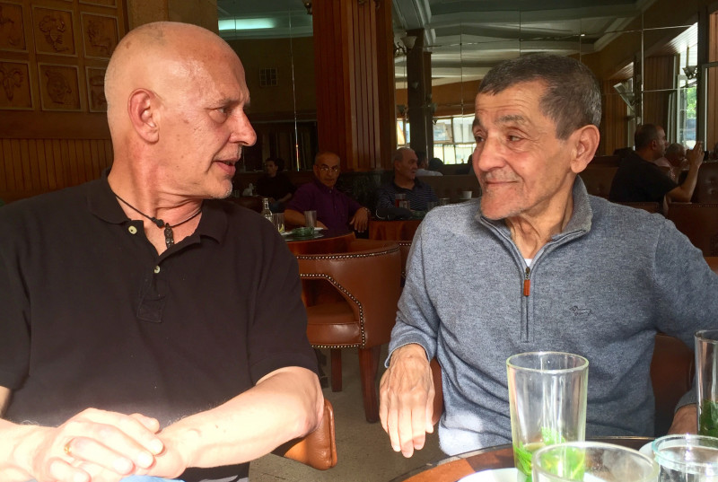 <p>Javier Valenzuela y Mohamed Mrabet, en una cafetería de Tánger.</p>