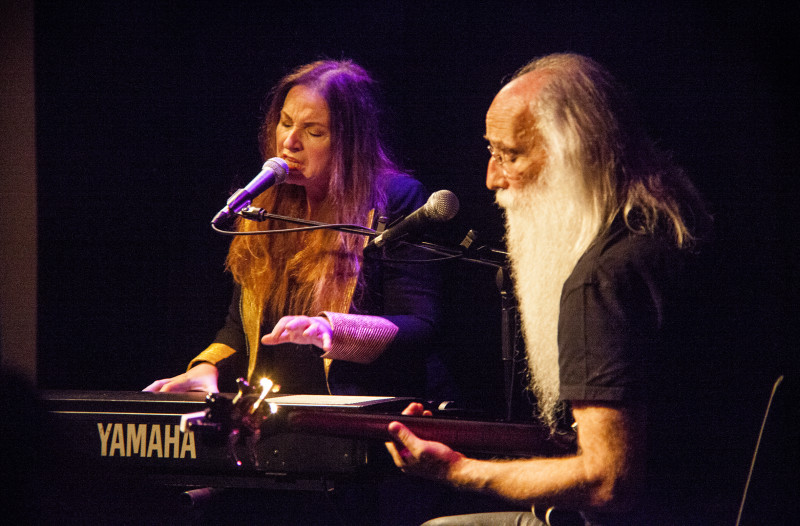 <p>Judith Owen, tocando junto a Leland Skar.</p>