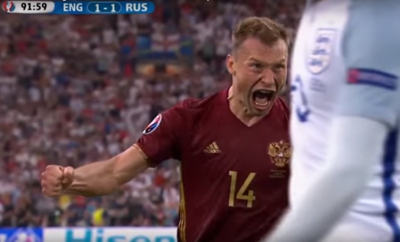 <p>Vasili Berezutski celebra el gol del empate ante Inglaterra, conseguido en el descuento</p>