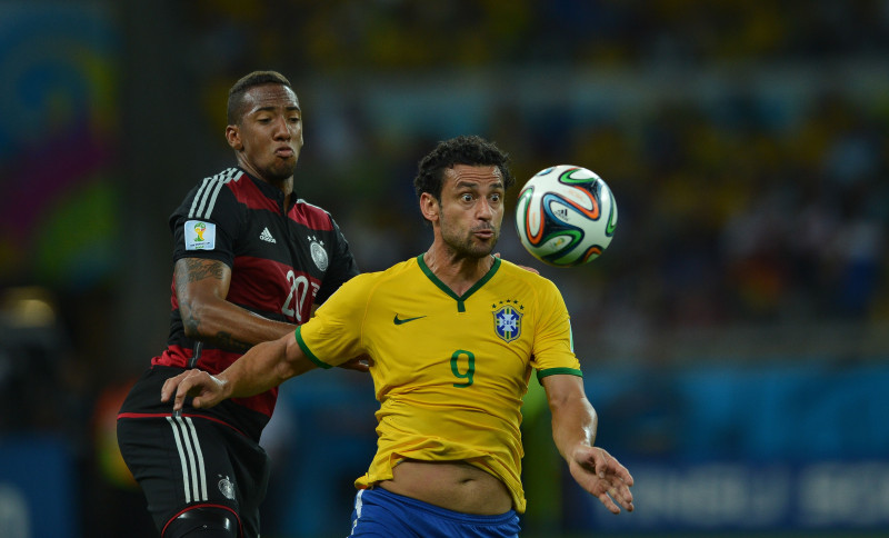 <p>Fred intenta controlar un balón durante la semifinal del último Mundial ante Alemania (1-7)</p>