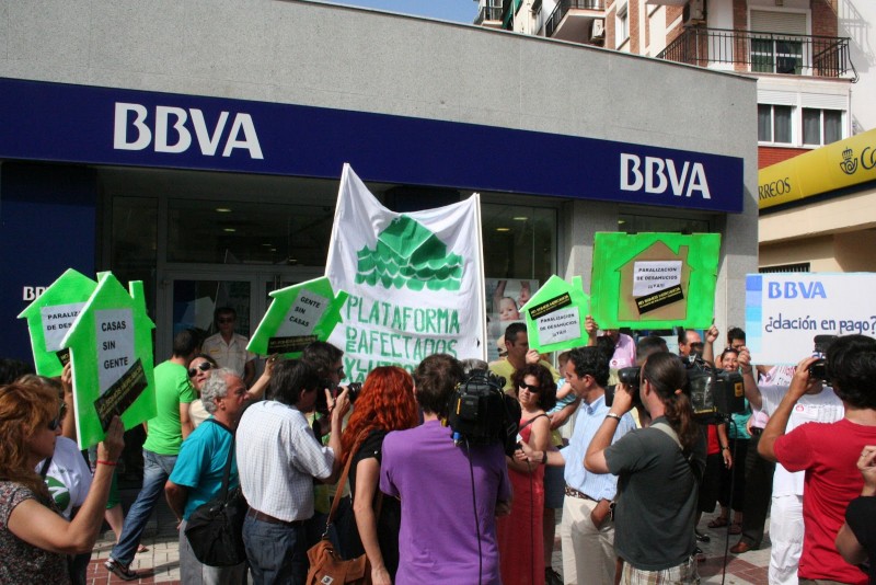 <p>Protesta delante de una oficina bancaria en Málaga, en 2012.</p>