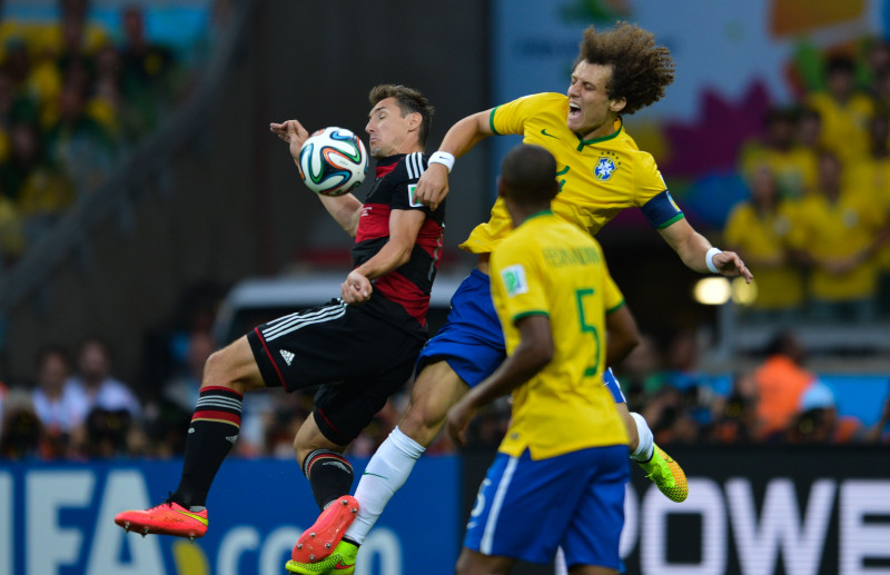 <p>El central brasileño David Luiz lucha por un balón aéreo con Miroslav Klose en la semifinal del último mundial ante Alemania (1-7) </p>