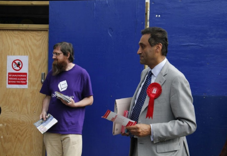 <p>Reparto de propaganda a favor y en contra de permanecer en la UE en Ealing-Broadway (Londres).</p>