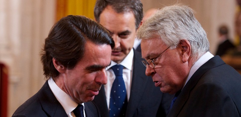<p>José María Aznar junto a Felipe González en la entrega del 'Toison de Oro' a Sarkozy.</p>