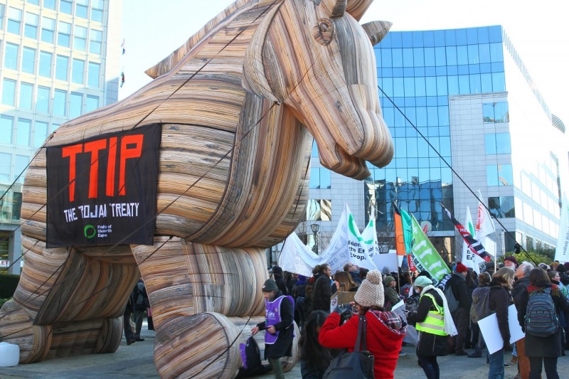 <p>Protesta contra el TTIP delante de la Comisión Europea en Bruselas en febrero de 2015.</p>
