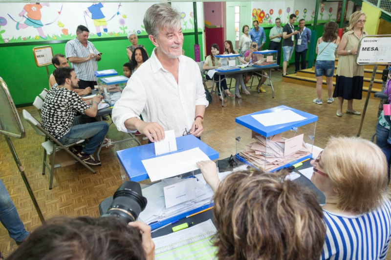 <p>El alcalde de Zaragoza, Pedro Santisteve, depositando su voto. </p>