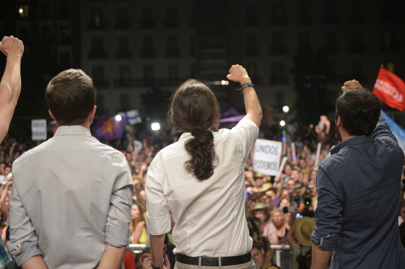 <p>Pablo Iglesias, Iñigo Errejón y Alberto Garzón en la plaza del Reina Sofía en la madrugada del 27 de junio.</p>
