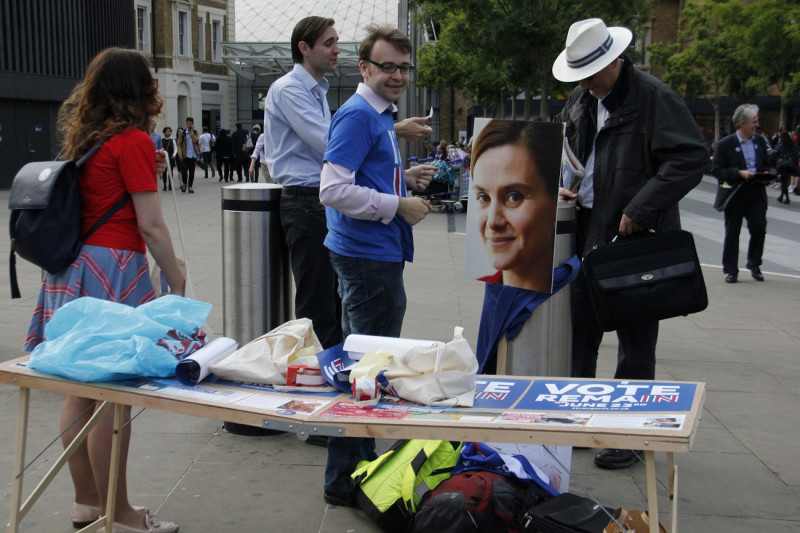 <p>Partidarios de permanecer en la UE reparten propaganda en la plaza del Parlamento en Londres.</p>