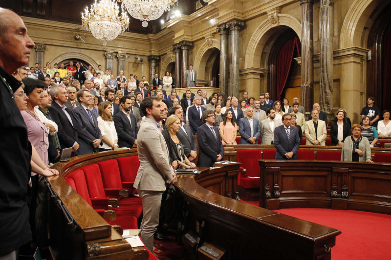 <p>Minuto de silencio en el Parlament, con motivo de los ataques homófobos en Orlando.</p>