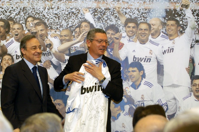 <p>Pérez y Gallardón durante la celebración de la Copa del Rey en 2011.</p>