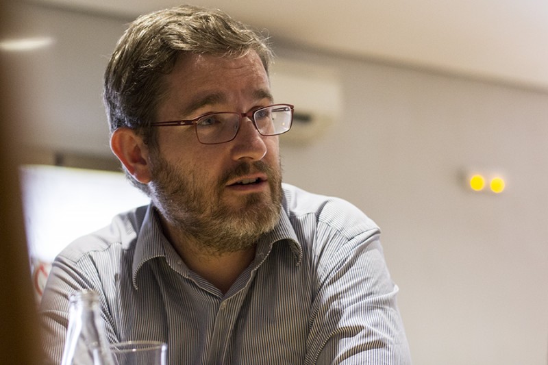 <p>Ignacio Urquizu, durante la entrevista, en una cafetería del madrileño barrio de las Cortes.</p>