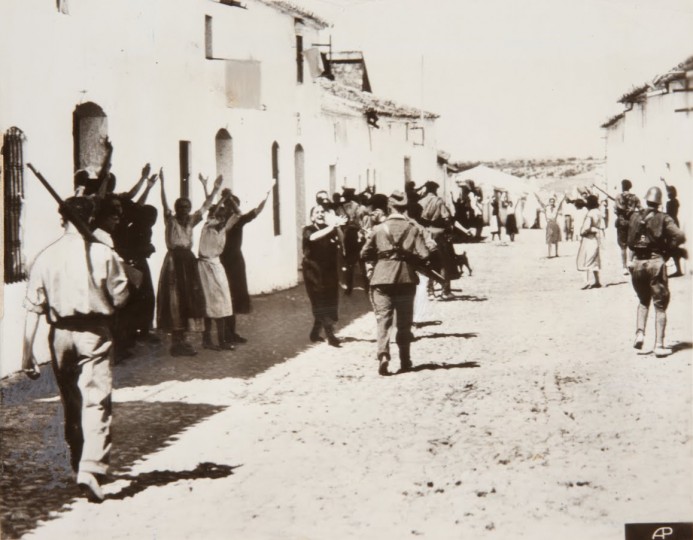 <p>Mujeres suplicando por la vida de sus familiares a las tropas rebeldes. </p>