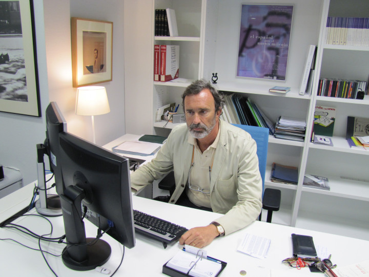 <p>Joaquín Müller, en su despacho de la Fundéu.</p>
