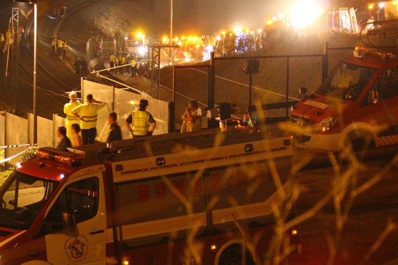 <p>Labores de rescate en el accidente ferroviario cerca Santiago de Compostela. 24 de julio de 2013. </p>