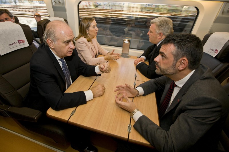 <p>Ana Pastor, exministra de fomento, en el AVE inaugural España-Francia con el ministro del Interior, Jorge Fernández Díaz, y con Santi Vila i Vicente, exconseller de Territorio y Sostenibilidad. Diciembre de 2013.</p>