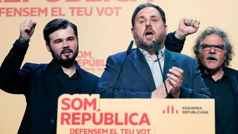 <p>El presidente de ERC, Oriol Junqueras, flanqueado por Gabriel Rufián y Joan Tardá.</p>