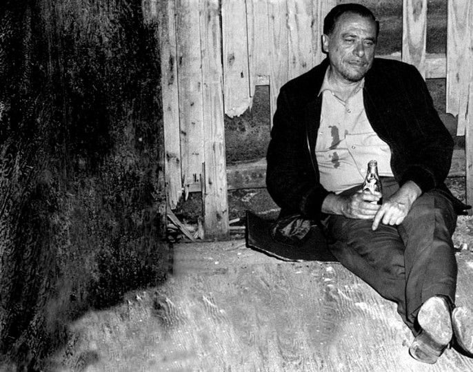 <p>Charles Bukowski, bebiendo un botellín.</p>