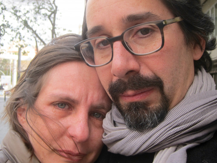 <p><em>Selfie</em> de pareja con ojos llorosos.</p>