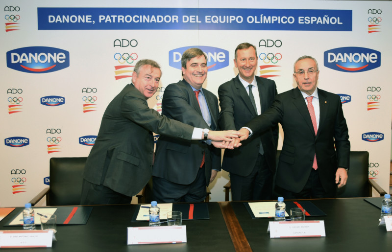 <p>El presidente del CSD, Miguel Cardenal y el presidente del COE, Alejandro Blanco (segundo y cuarto por la derecha respectivamente), en la firma del convenio con Danone para patrocinar al equipo olímpico español</p>