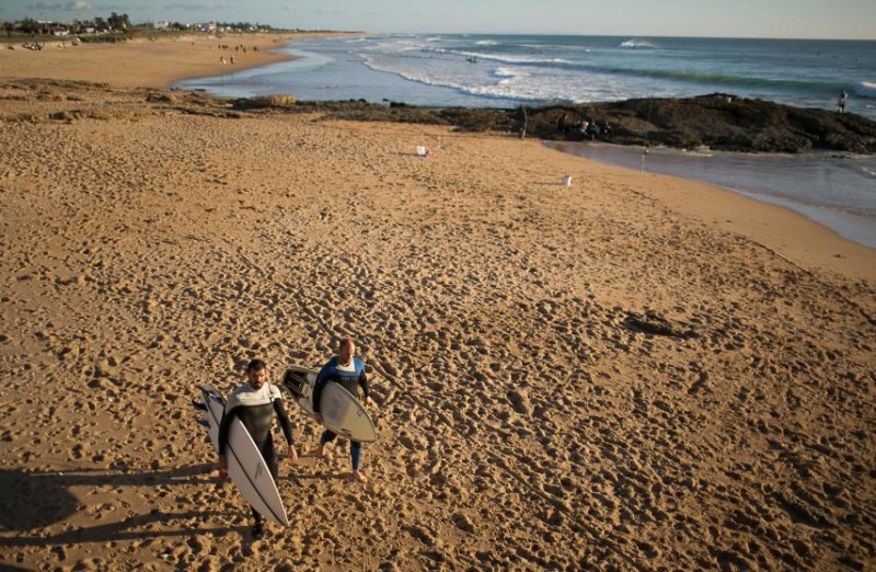 <p>Dos surfistas, por la playa de El Palmar.</p>