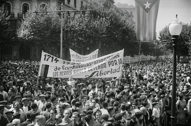<p>11 de septiembre de 1937. En la pancarta: “1714-1936: de las murallas a atarazanas los héroes siguin cayendo por la Libertad.”</p>
