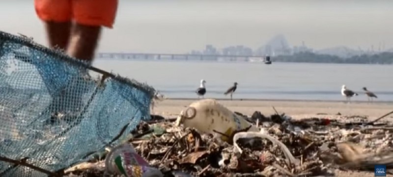 <p>Basura en la bahía de Guanabara.</p>