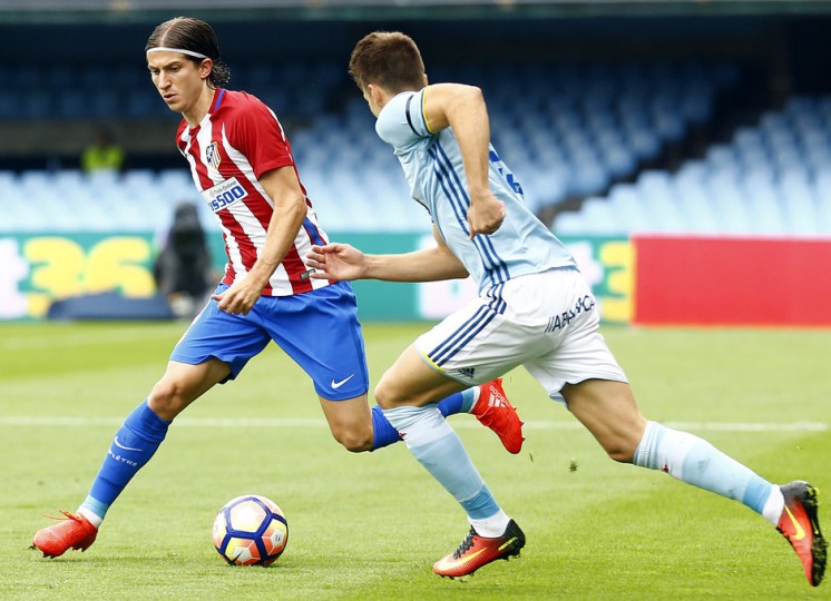 <p>Filipe Luis durante el partido contra el Celta de Vigo</p>