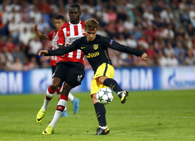 <p>Griezmann remata a portería en el partido de Champions League ante el PSV en Eindhoven (0-1)</p>